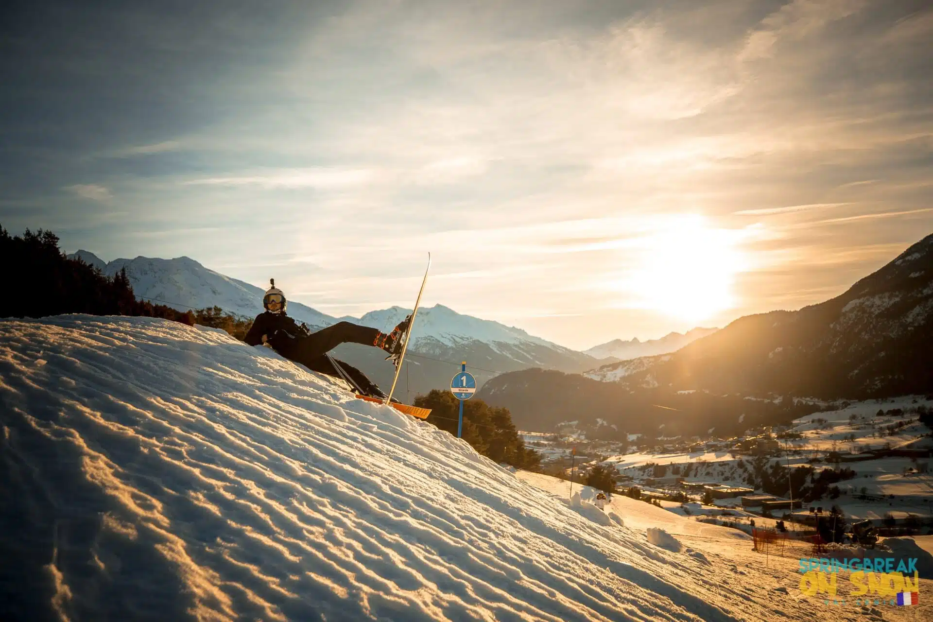 Fin de journée ski étudiant Funbreak, snowboarder au coucher de soleil