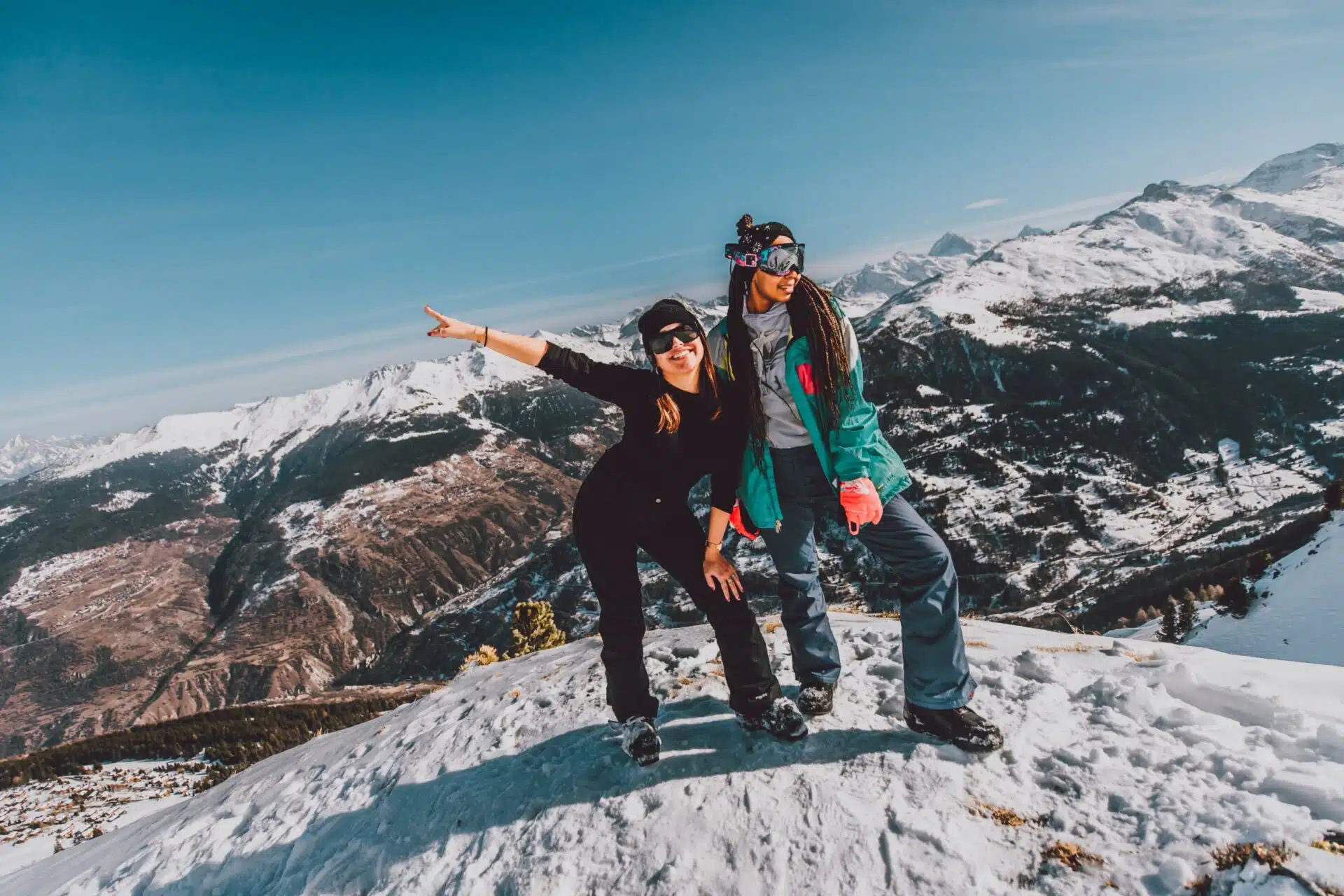 Deux étudiantes en week-end ski Funbreak posent devant le panorama montagne de Risoul 1850